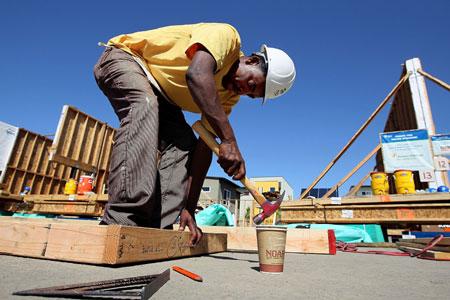 Homem negro trabalhando na construção